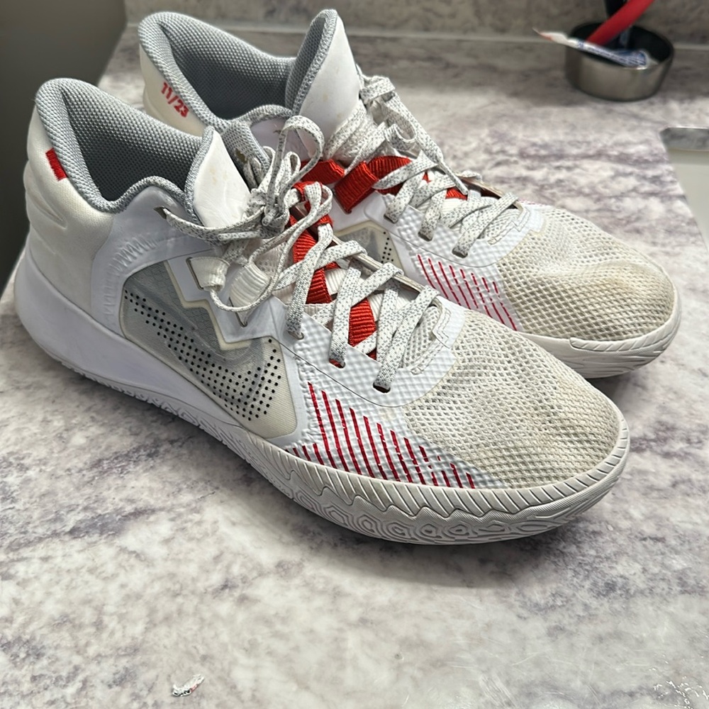 Nike Kyrie Irving Basketball Shoes men’s size 10.5